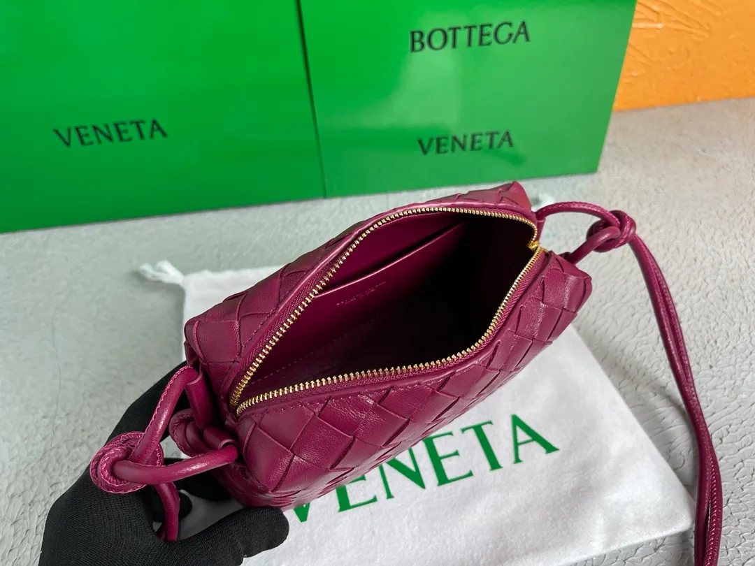 Batch 1160 BOTTEGA VENETA/Bottega 2021 new women's POUCH crossbody bag clutch, lntfecciato woven leather crossbody mini handbag, single internal open pocket, zipper closure, computer embroidered leather shoulder strap can be adjusted in length, model: 9896 Color: cinnabar red Origin: Italy Size: 17*12*8